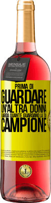 29,95 € Spedizione Gratuita | Vino rosato Edizione ROSÉ Prima di guardare un'altra donna, guarda quante guardano la tua, campione Etichetta Gialla. Etichetta personalizzabile Vino giovane Raccogliere 2025 Tempranillo