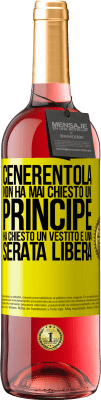 29,95 € Spedizione Gratuita | Vino rosato Edizione ROSÉ Cenerentola non ha mai chiesto un principe. Ha chiesto un vestito e una serata libera Etichetta Gialla. Etichetta personalizzabile Vino giovane Raccogliere 2024 Tempranillo