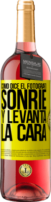 29,95 € Envío gratis | Vino Rosado Edición ROSÉ Como dice el fotógrafo, sonríe y levanta la cara Etiqueta Amarilla. Etiqueta personalizable Vino joven Cosecha 2025 Tempranillo