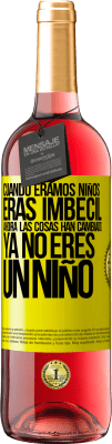 29,95 € Envío gratis | Vino Rosado Edición ROSÉ Cuando éramos niños eras imbécil. Ahora las cosas han cambiado. Ya no eres un niño Etiqueta Amarilla. Etiqueta personalizable Vino joven Cosecha 2025 Tempranillo