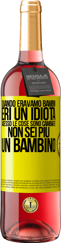 29,95 € Spedizione Gratuita | Vino rosato Edizione ROSÉ Quando eravamo bambini, eri un idiota. Adesso le cose sono cambiate. Non sei più un bambino Etichetta Gialla. Etichetta personalizzabile Vino giovane Raccogliere 2023 Tempranillo