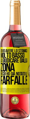 29,95 € Spedizione Gratuita | Vino rosato Edizione ROSÉ Devo avere lo stomaco molto basso a giudicare dalla zona in cui ho già notato le farfalle Etichetta Gialla. Etichetta personalizzabile Vino giovane Raccogliere 2023 Tempranillo