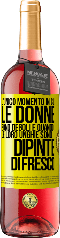 29,95 € Spedizione Gratuita | Vino rosato Edizione ROSÉ L'unico momento in cui le donne sono deboli è quando le loro unghie sono dipinte di fresco Etichetta Gialla. Etichetta personalizzabile Vino giovane Raccogliere 2023 Tempranillo