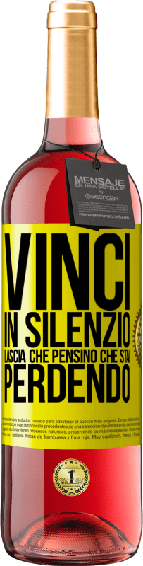 29,95 € Spedizione Gratuita | Vino rosato Edizione ROSÉ Vinci in silenzio. Lascia che pensino che stai perdendo Etichetta Gialla. Etichetta personalizzabile Vino giovane Raccogliere 2024 Tempranillo