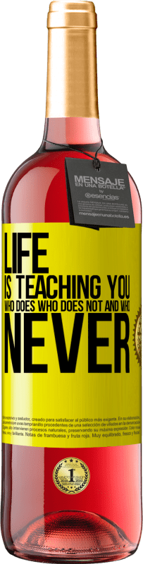 29,95 € Free Shipping | Rosé Wine ROSÉ Edition Life is teaching you who does, who does not and who never Yellow Label. Customizable label Young wine Harvest 2023 Tempranillo