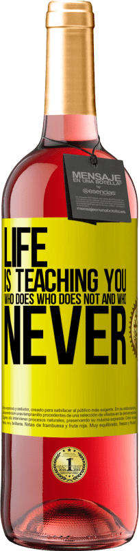 29,95 € Free Shipping | Rosé Wine ROSÉ Edition Life is teaching you who does, who does not and who never Yellow Label. Customizable label Young wine Harvest 2025 Tempranillo