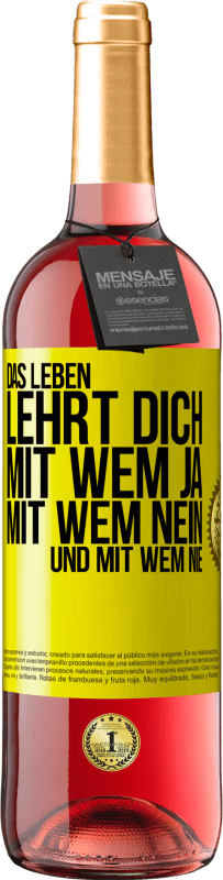 29,95 € Kostenloser Versand | Roséwein ROSÉ Ausgabe Das Leben lehrt dich, mit wem ja, mit wem nein, und mit wem nie Gelbes Etikett. Anpassbares Etikett Junger Wein Ernte 2023 Tempranillo