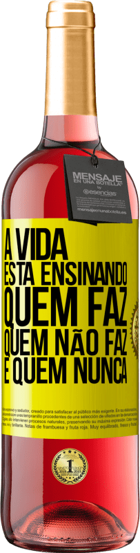 29,95 € Envio grátis | Vinho rosé Edição ROSÉ A vida está ensinando quem faz, quem não faz e quem nunca Etiqueta Amarela. Etiqueta personalizável Vinho jovem Colheita 2023 Tempranillo