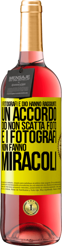 29,95 € Spedizione Gratuita | Vino rosato Edizione ROSÉ I fotografi e Dio hanno raggiunto un accordo. Dio non scatta foto e i fotografi non fanno miracoli Etichetta Gialla. Etichetta personalizzabile Vino giovane Raccogliere 2025 Tempranillo