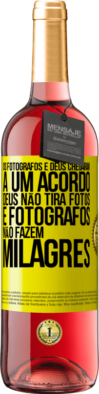 29,95 € Envio grátis | Vinho rosé Edição ROSÉ Os fotógrafos e Deus chegaram a um acordo. Deus não tira fotos e fotógrafos não fazem milagres Etiqueta Amarela. Etiqueta personalizável Vinho jovem Colheita 2023 Tempranillo