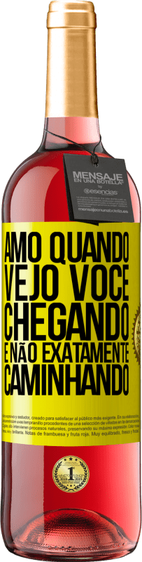 29,95 € Envio grátis | Vinho rosé Edição ROSÉ Amo quando vejo você chegando e não exatamente caminhando Etiqueta Amarela. Etiqueta personalizável Vinho jovem Colheita 2024 Tempranillo