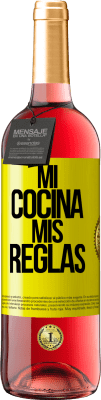 29,95 € Envío gratis | Vino Rosado Edición ROSÉ Mi cocina, mis reglas Etiqueta Amarilla. Etiqueta personalizable Vino joven Cosecha 2024 Tempranillo
