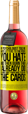 29,95 € 送料無料 | ロゼワイン ROSÉエディション 私の心理学者は私に言った：あなたが嫌いな人に手紙を書いて、それから彼らを燃やす。すでにやったけど、今はカードをどうしたらいいのかわからない 黄色のラベル. カスタマイズ可能なラベル 若いワイン 収穫 2025 Tempranillo