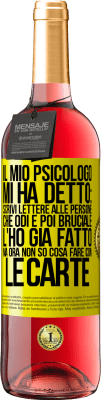 29,95 € Spedizione Gratuita | Vino rosato Edizione ROSÉ Il mio psicologo mi ha detto: scrivi lettere alle persone che odi e poi bruciale. L'ho già fatto, ma ora non so cosa fare Etichetta Gialla. Etichetta personalizzabile Vino giovane Raccogliere 2023 Tempranillo