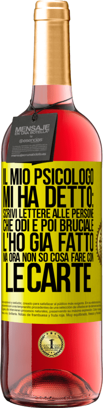 29,95 € Spedizione Gratuita | Vino rosato Edizione ROSÉ Il mio psicologo mi ha detto: scrivi lettere alle persone che odi e poi bruciale. L'ho già fatto, ma ora non so cosa fare Etichetta Gialla. Etichetta personalizzabile Vino giovane Raccogliere 2023 Tempranillo