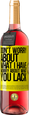 29,95 € 送料無料 | ロゼワイン ROSÉエディション 私が持っているものを心配しないでください、あなたが不足しているものを心配してください 黄色のラベル. カスタマイズ可能なラベル 若いワイン 収穫 2024 Tempranillo