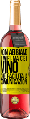 29,95 € Spedizione Gratuita | Vino rosato Edizione ROSÉ Non abbiamo il Wifi, ma c'è il vino, che facilita la comunicazione Etichetta Gialla. Etichetta personalizzabile Vino giovane Raccogliere 2023 Tempranillo