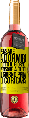 29,95 € Spedizione Gratuita | Vino rosato Edizione ROSÉ Pensare a dormire tutto il giorno e pensare a tutto il giorno prima di coricarsi Etichetta Gialla. Etichetta personalizzabile Vino giovane Raccogliere 2024 Tempranillo