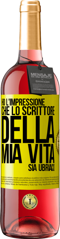 29,95 € Spedizione Gratuita | Vino rosato Edizione ROSÉ Ho l'impressione che lo scrittore della mia vita sia ubriaco Etichetta Gialla. Etichetta personalizzabile Vino giovane Raccogliere 2025 Tempranillo