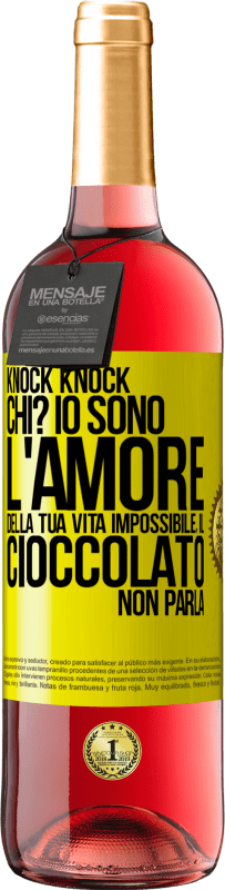 29,95 € Spedizione Gratuita | Vino rosato Edizione ROSÉ Knock Knock. Chi? Io sono l'amore della tua vita Impossibile, il cioccolato non parla Etichetta Gialla. Etichetta personalizzabile Vino giovane Raccogliere 2023 Tempranillo