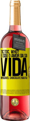 29,95 € Envio grátis | Vinho rosé Edição ROSÉ TOC Toc. Who? Eu sou o amor da sua vida. Impossível chocolate não fala Etiqueta Amarela. Etiqueta personalizável Vinho jovem Colheita 2024 Tempranillo