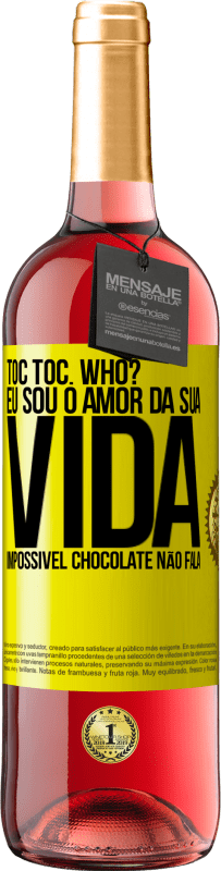 29,95 € Envio grátis | Vinho rosé Edição ROSÉ TOC Toc. Who? Eu sou o amor da sua vida. Impossível chocolate não fala Etiqueta Amarela. Etiqueta personalizável Vinho jovem Colheita 2023 Tempranillo