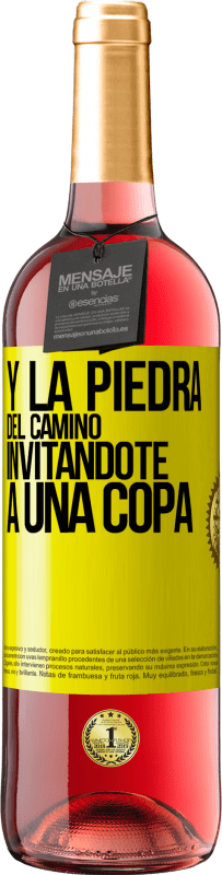 29,95 € Envío gratis | Vino Rosado Edición ROSÉ Y la piedra del camino invitándote a una copa Etiqueta Amarilla. Etiqueta personalizable Vino joven Cosecha 2023 Tempranillo