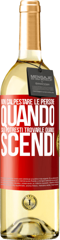 29,95 € Spedizione Gratuita | Vino bianco Edizione WHITE Non calpestare le persone quando sali, potresti trovarle quando scendi Etichetta Rossa. Etichetta personalizzabile Vino giovane Raccogliere 2024 Verdejo