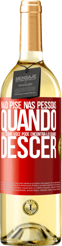 29,95 € Envio grátis | Vinho branco Edição WHITE Não pise nas pessoas quando você subir, você pode encontrá-lo quando descer Etiqueta Vermelha. Etiqueta personalizável Vinho jovem Colheita 2024 Verdejo