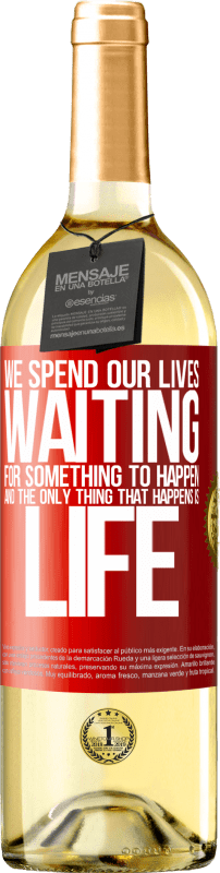 29,95 € Бесплатная доставка | Белое вино Издание WHITE Мы проводим свою жизнь в ожидании чего-то, и единственное, что происходит, это жизнь Красная метка. Настраиваемая этикетка Молодое вино Урожай 2023 Verdejo