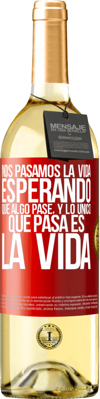 29,95 € Envío gratis | Vino Blanco Edición WHITE Nos pasamos la vida esperando que algo pase, y lo único que pasa es la vida Etiqueta Roja. Etiqueta personalizable Vino joven Cosecha 2024 Verdejo