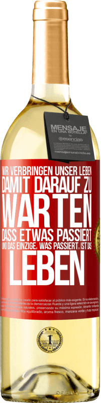 29,95 € Kostenloser Versand | Weißwein WHITE Ausgabe Wir verbringen unser Leben damit, darauf zu warten, dass etwas passiert, und das Einzige, was passiert, ist das Leben Rote Markierung. Anpassbares Etikett Junger Wein Ernte 2024 Verdejo