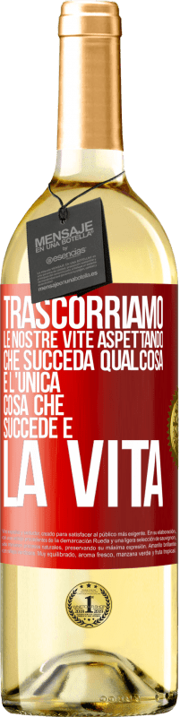 29,95 € Spedizione Gratuita | Vino bianco Edizione WHITE Trascorriamo le nostre vite aspettando che succeda qualcosa e l'unica cosa che succede è la vita Etichetta Rossa. Etichetta personalizzabile Vino giovane Raccogliere 2024 Verdejo