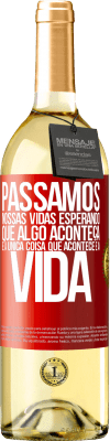 29,95 € Envio grátis | Vinho branco Edição WHITE Passamos nossas vidas esperando que algo aconteça, e a única coisa que acontece é a vida Etiqueta Vermelha. Etiqueta personalizável Vinho jovem Colheita 2023 Verdejo