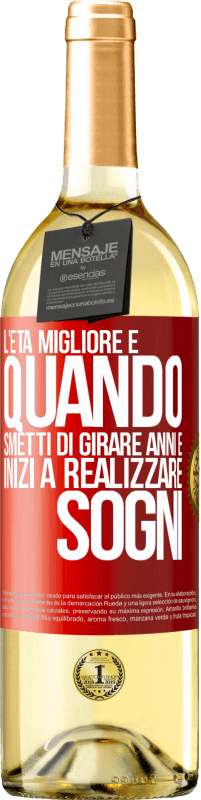 29,95 € Spedizione Gratuita | Vino bianco Edizione WHITE L'età migliore è quando smetti di girare anni e inizi a realizzare sogni Etichetta Rossa. Etichetta personalizzabile Vino giovane Raccogliere 2024 Verdejo