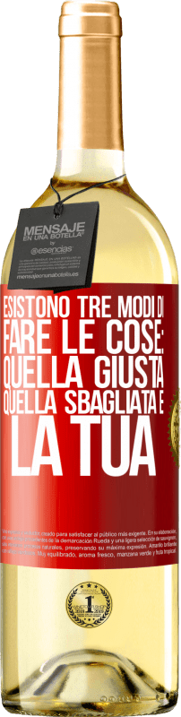 29,95 € Spedizione Gratuita | Vino bianco Edizione WHITE Esistono tre modi di fare le cose: quella giusta, quella sbagliata e la tua Etichetta Rossa. Etichetta personalizzabile Vino giovane Raccogliere 2024 Verdejo