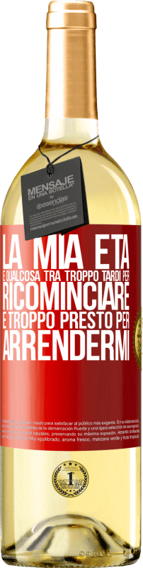 29,95 € Spedizione Gratuita | Vino bianco Edizione WHITE La mia età è qualcosa tra ... Troppo tardi per ricominciare e ... troppo presto per arrendermi Etichetta Rossa. Etichetta personalizzabile Vino giovane Raccogliere 2024 Verdejo