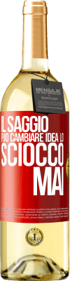 29,95 € Spedizione Gratuita | Vino bianco Edizione WHITE Il saggio può cambiare idea. Lo sciocco, mai Etichetta Rossa. Etichetta personalizzabile Vino giovane Raccogliere 2023 Verdejo