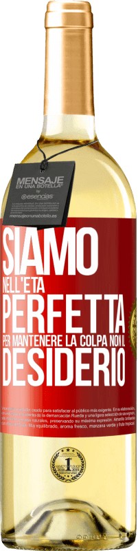 29,95 € Spedizione Gratuita | Vino bianco Edizione WHITE Siamo nell'età perfetta per mantenere la colpa, non il desiderio Etichetta Rossa. Etichetta personalizzabile Vino giovane Raccogliere 2024 Verdejo