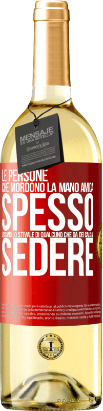 29,95 € Spedizione Gratuita | Vino bianco Edizione WHITE Le persone che mordono la mano amica, spesso leccano lo stivale di qualcuno che dà dei calci al sedere Etichetta Rossa. Etichetta personalizzabile Vino giovane Raccogliere 2024 Verdejo