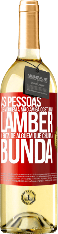 29,95 € Envio grátis | Vinho branco Edição WHITE As pessoas que mordem a mão amiga costumam lamber a bota de alguém que chuta a bunda Etiqueta Vermelha. Etiqueta personalizável Vinho jovem Colheita 2024 Verdejo