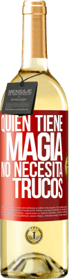 29,95 € Envío gratis | Vino Blanco Edición WHITE Quien tiene magia no necesita trucos Etiqueta Roja. Etiqueta personalizable Vino joven Cosecha 2025 Verdejo