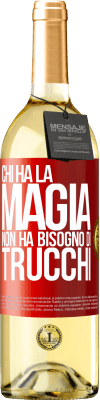 29,95 € Spedizione Gratuita | Vino bianco Edizione WHITE Chi ha la magia non ha bisogno di trucchi Etichetta Rossa. Etichetta personalizzabile Vino giovane Raccogliere 2025 Verdejo