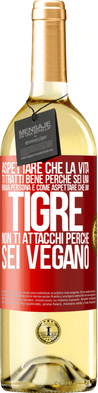 29,95 € Spedizione Gratuita | Vino bianco Edizione WHITE Aspettare che la vita ti tratti bene perché sei una brava persona è come aspettare che una tigre non ti attacchi perché sei Etichetta Rossa. Etichetta personalizzabile Vino giovane Raccogliere 2024 Verdejo