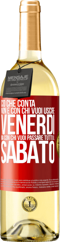 29,95 € Spedizione Gratuita | Vino bianco Edizione WHITE Ciò che conta non è con chi vuoi uscire venerdì, ma con chi vuoi passare tutto il sabato Etichetta Rossa. Etichetta personalizzabile Vino giovane Raccogliere 2024 Verdejo