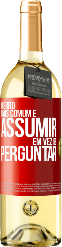 29,95 € Envio grátis | Vinho branco Edição WHITE O erro mais comum é assumir, em vez de perguntar Etiqueta Vermelha. Etiqueta personalizável Vinho jovem Colheita 2024 Verdejo