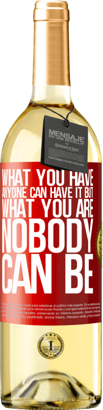 29,95 € Бесплатная доставка | Белое вино Издание WHITE То, что у вас есть у кого-то, может быть, но тем, кем вы являетесь, никто не может быть Красная метка. Настраиваемая этикетка Молодое вино Урожай 2023 Verdejo
