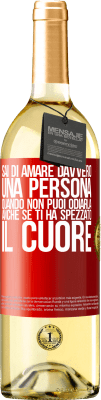 29,95 € Spedizione Gratuita | Vino bianco Edizione WHITE Sai di amare davvero una persona quando non puoi odiarla, anche se ti ha spezzato il cuore Etichetta Rossa. Etichetta personalizzabile Vino giovane Raccogliere 2023 Verdejo