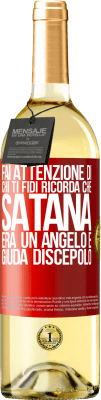 29,95 € Spedizione Gratuita | Vino bianco Edizione WHITE Fai attenzione di chi ti fidi. Ricorda che Satana era un angelo e Giuda discepolo Etichetta Rossa. Etichetta personalizzabile Vino giovane Raccogliere 2024 Verdejo
