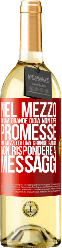 29,95 € Spedizione Gratuita | Vino bianco Edizione WHITE Nel mezzo di una grande gioia, non fare promesse. Nel mezzo di una grande rabbia, non rispondere ai messaggi Etichetta Rossa. Etichetta personalizzabile Vino giovane Raccogliere 2025 Verdejo